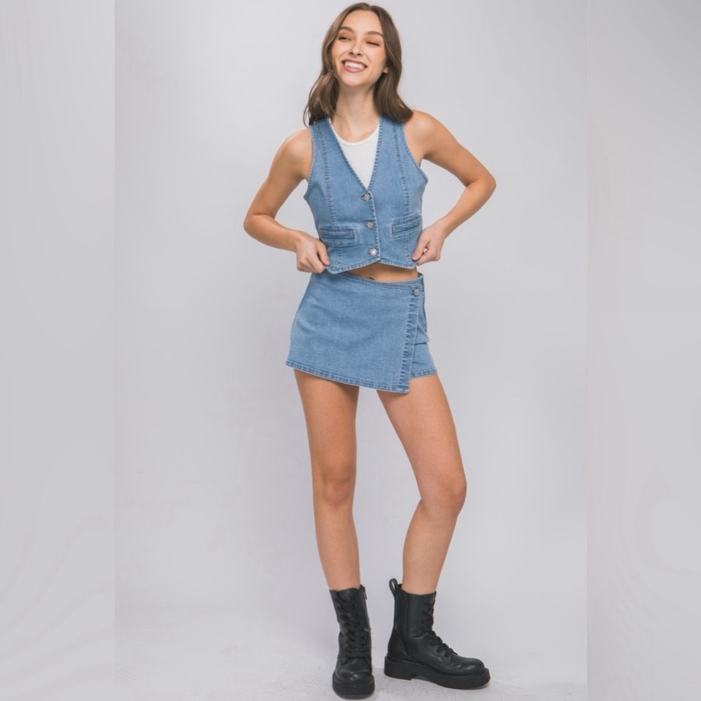 NWT Denim Button Down Vest in Light Blue, Size Medium - Picture 3 of 5